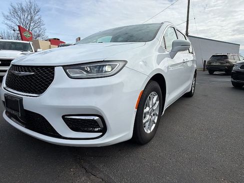 Used 2022 Chrysler Pacifica Touring-L w/ Uconnect Theater Family Group image 9