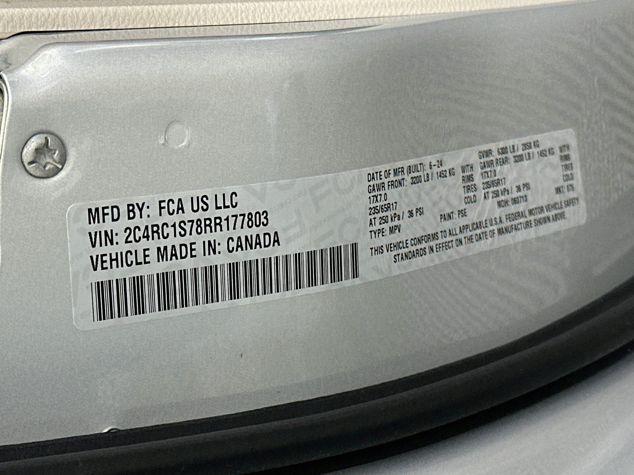 Used 2024 Chrysler Pacifica Limited FWD image 12