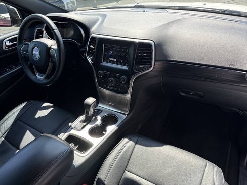 Used 2019 Jeep Grand Cherokee Laredo AWD/4WD image 16