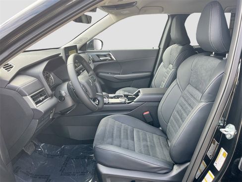 New 2025 Mitsubishi Outlander SE image 22