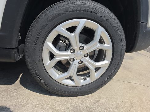 Used 2024 Jeep Compass Latitude AWD/4WD image 19