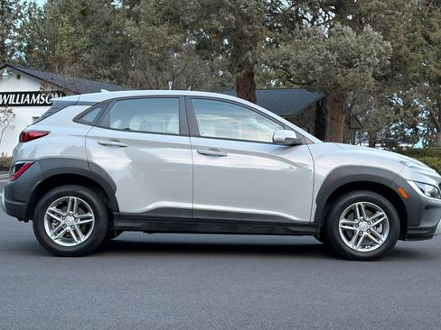 Used 2022 Hyundai Kona SE image 3