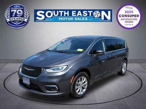 Used 2022 Chrysler Pacifica Touring-L w/ Uconnect Theater Family Group AWD/4WD image 1