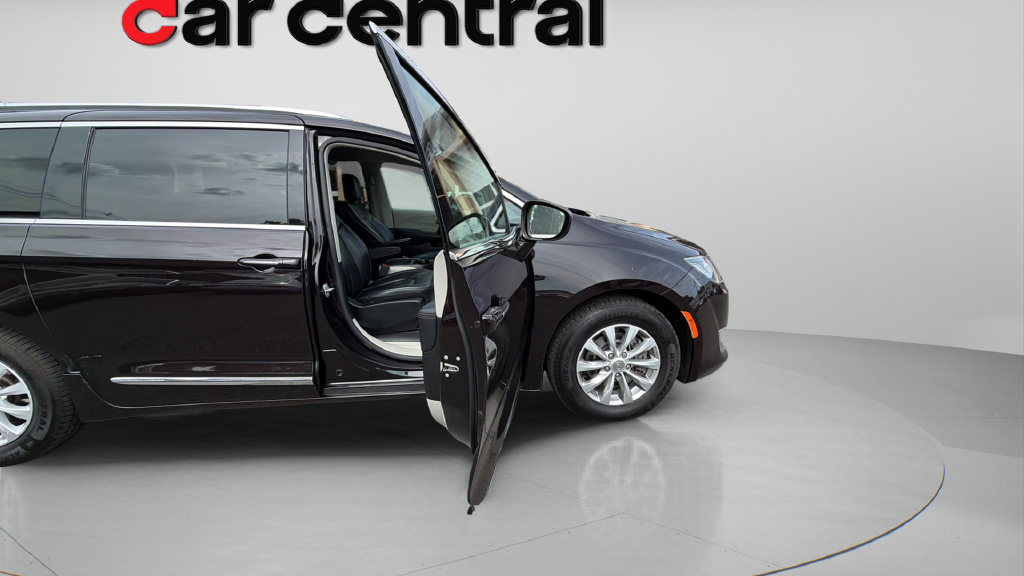 Used 2018 Chrysler Pacifica Touring-L FWD image 10