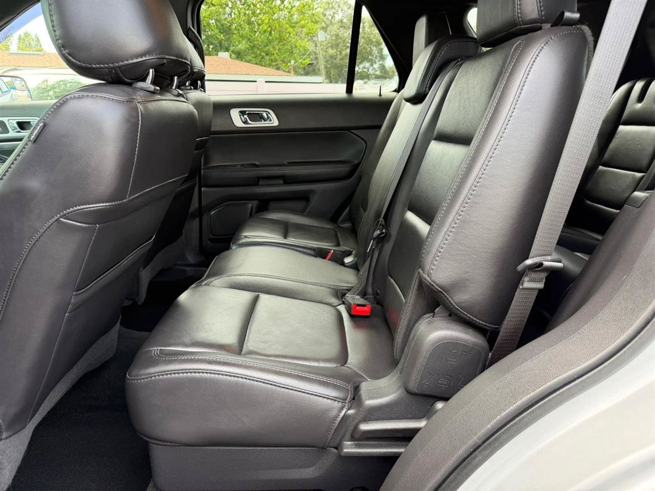 Used 2015 Ford Explorer XLT w/ Equipment Group 202B FWD image 26