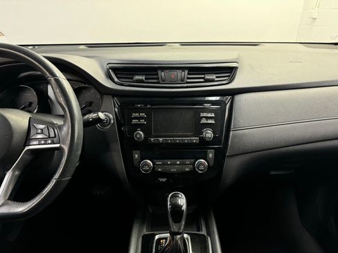 Used 2017 Nissan Rogue SV image 14