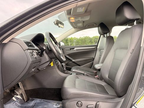 Used 2017 Volkswagen Passat 1.8T R-Line w/ R-Line Lighting Package FWD image 16