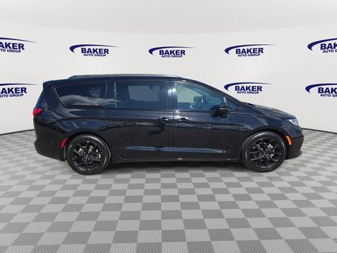 Used 2025 Chrysler Pacifica Limited FWD image 4