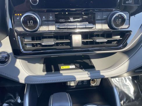 Used 2023 Toyota Highlander XLE AWD/4WD image 40