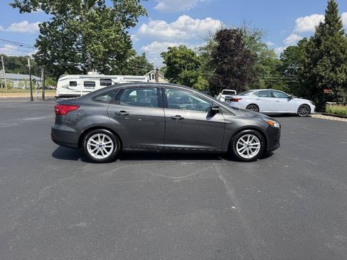 Used 2015 Ford Focus SE w/ Reverse Sensing Package FWD image 5