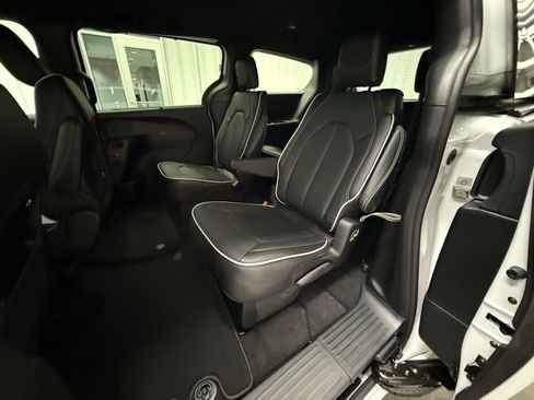 New 2026 Chrysler Pacifica Limited FWD image 9