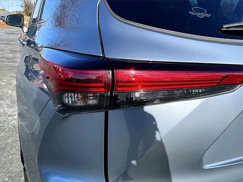 Used 2021 Toyota Highlander XLE image 32