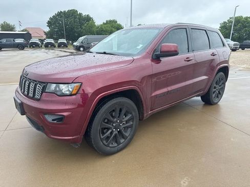 Used 2019 Jeep Grand Cherokee Altitude image 3