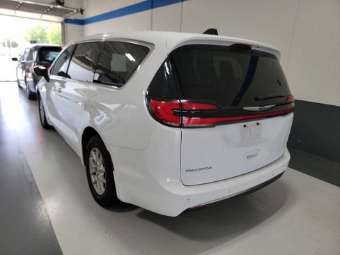 Used 2024 Chrysler Pacifica Touring-L FWD image 7