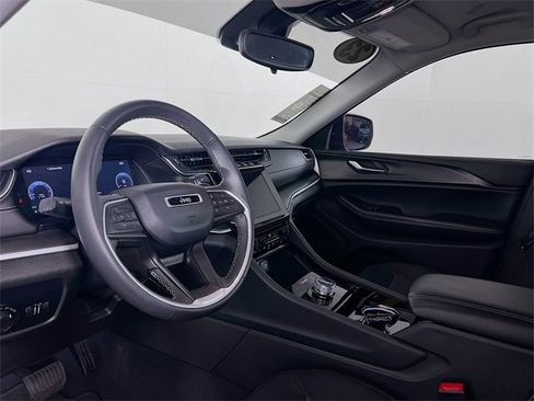 Used 2023 Jeep Grand Cherokee Laredo image 11