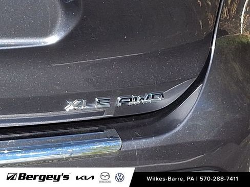 Used 2020 Toyota Highlander XLE image 33