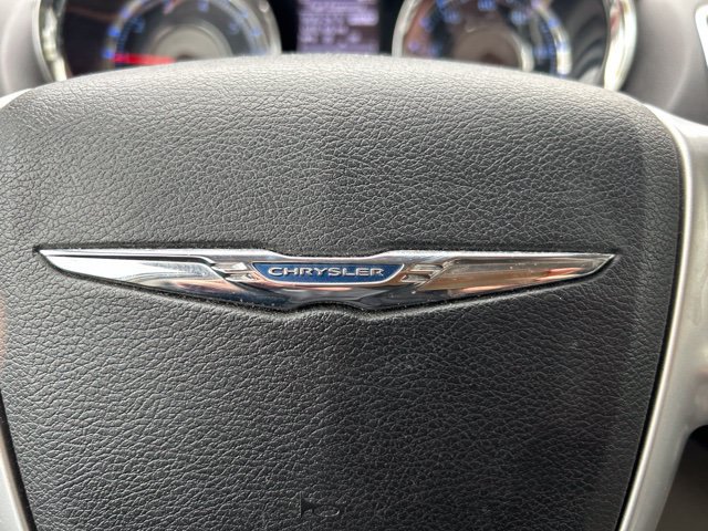 Used 2016 Chrysler Town & Country Touring-L FWD image 17
