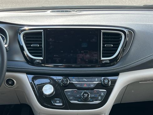 Used 2024 Chrysler Pacifica Limited FWD image 22