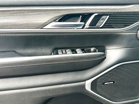 Used 2024 Jeep Wagoneer L Series II image 16