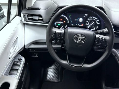Used 2026 Toyota Sienna LE FWD image 12