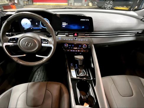 Used 2023 Hyundai Elantra SEL w/ Convenience Package image 12
