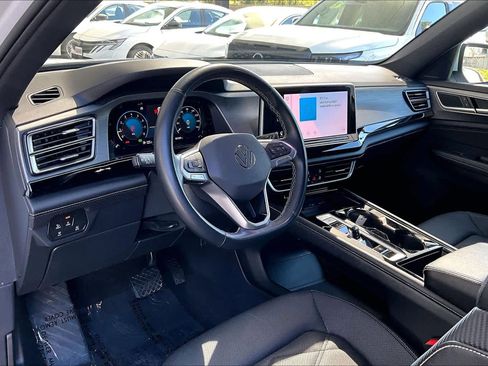 Used 2024 Volkswagen Atlas Cross Sport SE w/ Panoramic Sunroof Package image 18