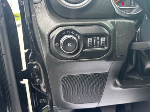 Used 2022 Jeep Wrangler Unlimited Sahara w/ Cold Weather Group AWD/4WD image 15