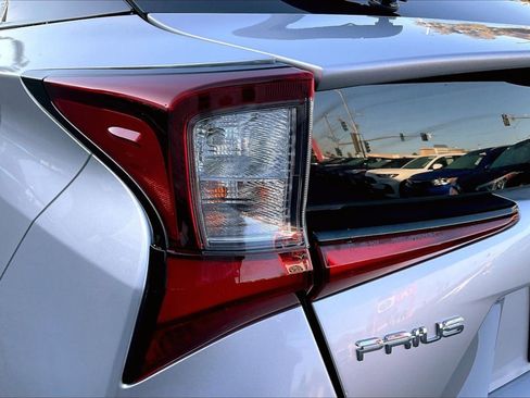 Used 2021 Toyota Prius LE image 25