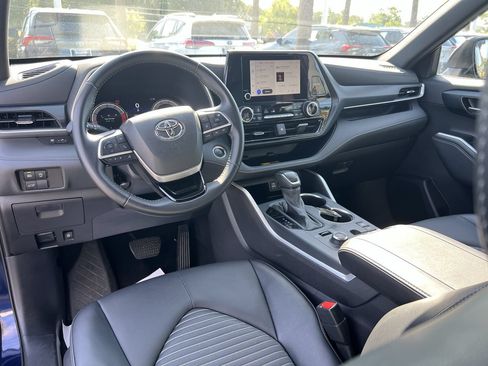 Used 2025 Toyota Highlander XSE AWD/4WD image 30
