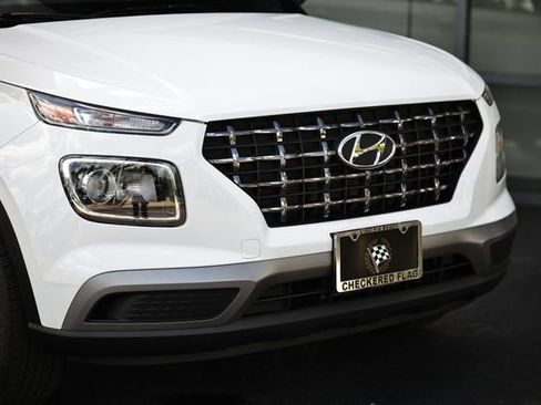 Certified 2025 Hyundai Venue SEL FWD image 2