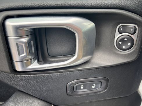 Used 2018 Jeep Wrangler Unlimited Sahara image 14