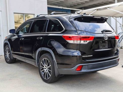 Used 2017 Toyota Highlander SE w/ Carpet Mat Package image 4