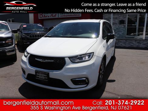 Used 2024 Chrysler Pacifica Limited FWD image 1