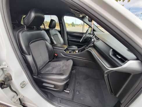 Used 2024 Jeep Grand Cherokee Altitude image 17