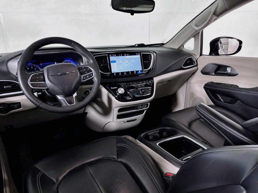 Used 2024 Chrysler Pacifica Touring-L FWD image 26