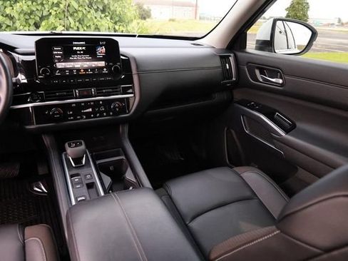 Certified 2025 Nissan Pathfinder SL FWD image 27