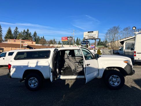 Used 2018 Toyota Tacoma SR image 17