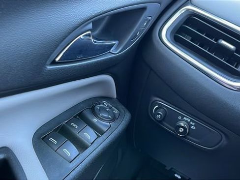 Used 2021 Chevrolet Equinox LS w/ LS Convenience Package FWD image 32