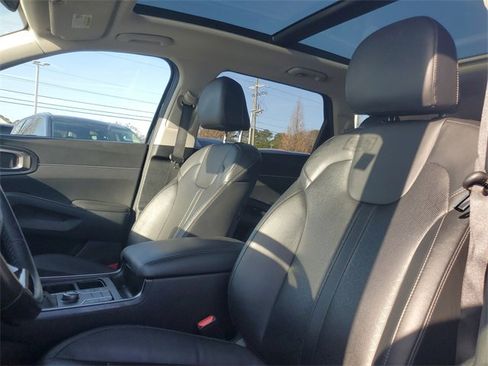Certified 2023 Kia Sorento S w/ Panoramic Sunroof Package image 13