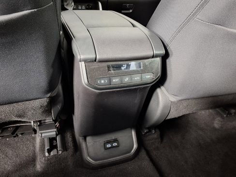 Used 2023 Toyota Highlander L image 13