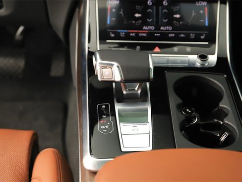 Used 2025 Audi Q8 Prestige w/ Prestige Package image 21