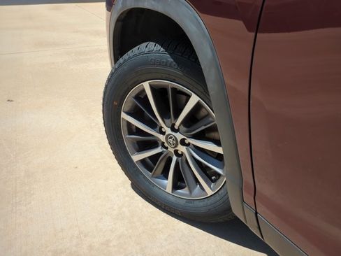 Certified 2019 Toyota Highlander XLE FWD image 10