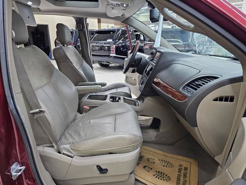Used 2013 Chrysler Town & Country Limited w/ Luxury Group FWD image 22