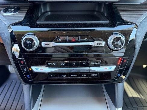 Used 2022 Ford Explorer Limited image 24
