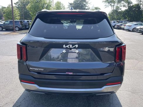 Used 2025 Kia Sorento S FWD image 4