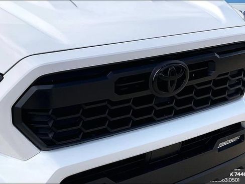 Used 2025 Toyota Tacoma TRD Sport AWD/4WD image 31