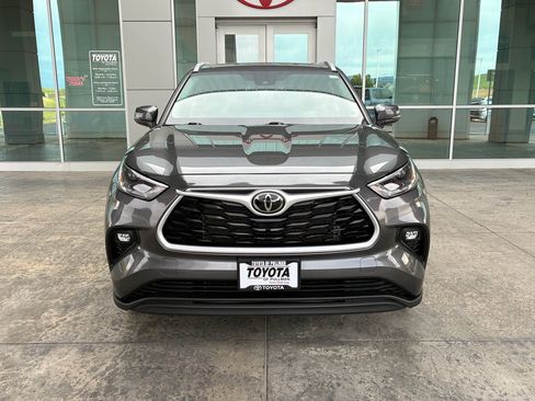 Used 2023 Toyota Highlander XLE AWD/4WD image 2