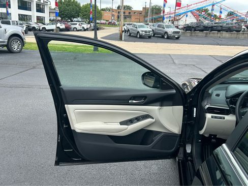 Used 2024 Nissan Altima 2.5 SV FWD image 14