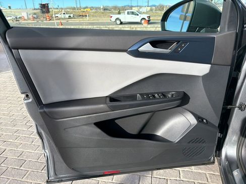 Certified 2023 Volkswagen Taos SE image 12