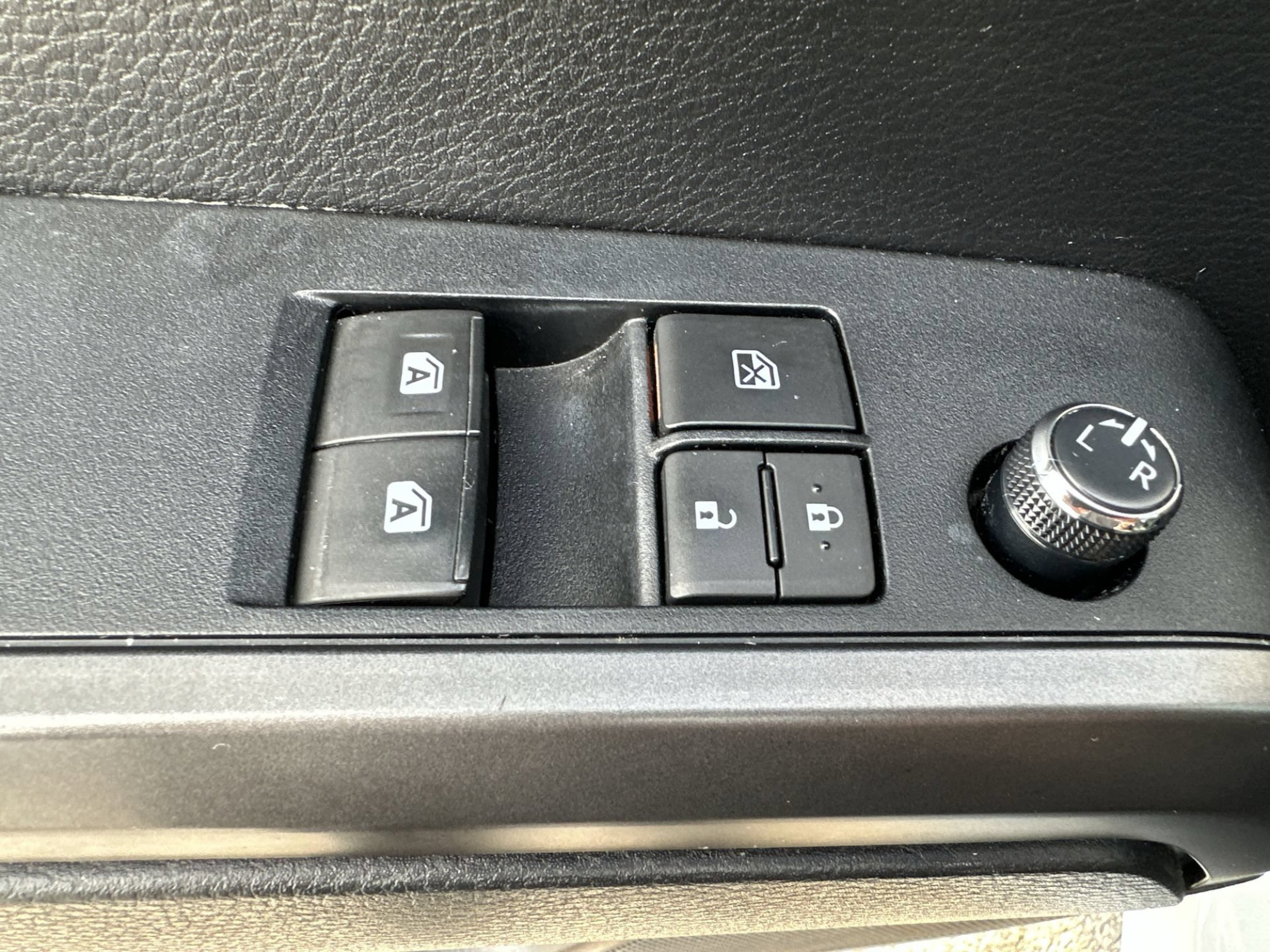 Used 2017 Toyota Tacoma TRD Sport w/ Tow Package (A/T) AWD/4WD image 15